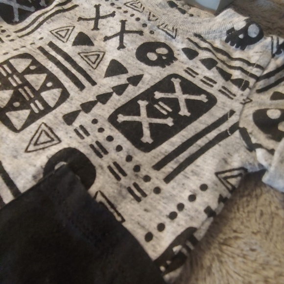 Koala Kik "Born Wild" Skull Romper; 0-3 months - Picture 4 of 5